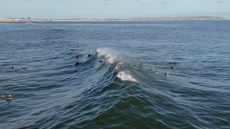 Surfer-Auf-Dem-Pazifischen-Ozean-In-Der-Nähe-Von-Bird-Rock-Auf-La-Jolla-In-San-Diego,-Kalifornien,-USA