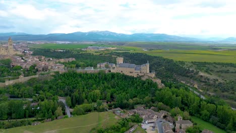 Vista-Aérea-Del-Alcázar-De-Segovia-Y-La-Ciudad-Circundante.