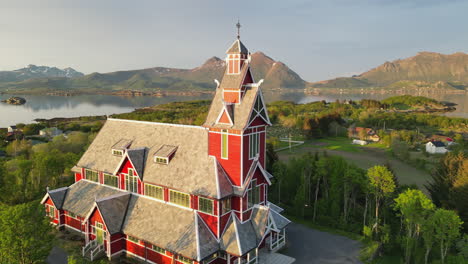 Filmische-Luftaufnahme-Der-Roten-Buksnes-Kirche-Bei-Sonnenuntergang,-Norwegen