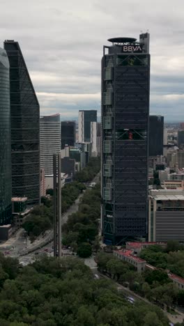 Drone-captures-of-corporate-towers-on-Paseo-de-la-Reforma,-vertical-mode