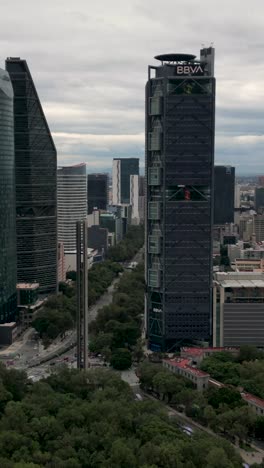 Drohnenaufnahmen-Von-Firmentürmen-Am-Paseo-De-La-Reforma,-Vertikaler-Modus