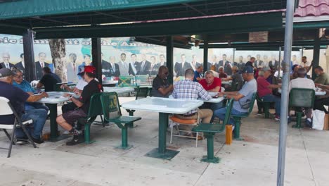 Gente-Disfrutando-De-Una-Tarde-Animada-Jugando-Dominó-En-El-Parque-Domino-En-La-Pequeña-Habana,-Miami