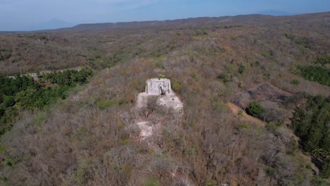 Hermosa-Vista-De-Drone-De-Un-Fuerte-En-Ruinas-Del-Año-1847