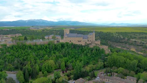 Drohnenansicht-Des-Alcázar-Von-Segovia