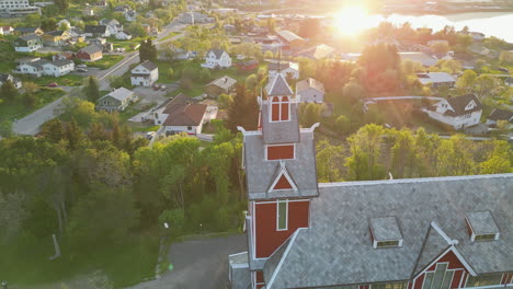 Iglesia-De-Buksnes,-Noruega-Al-Atardecer:-Fantástica-Vista-Aérea-De-La-Hermosa-Iglesia-Durante-La-Puesta-De-Sol