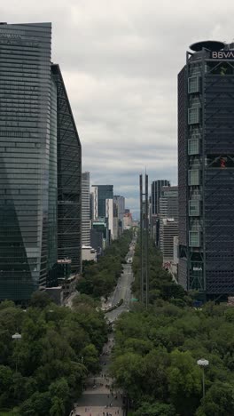 Mit-Einer-Drohne-Aufgenommene-Vertikale-Ansicht-Des-Paseo-De-La-Reforma-Und-Seiner-Prachtvollen-Gebäude