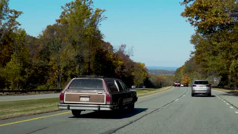 Griswold-Classic-Wagon-Queen-Familientruckster-Unterwegs-Auf-Der-Autobahn