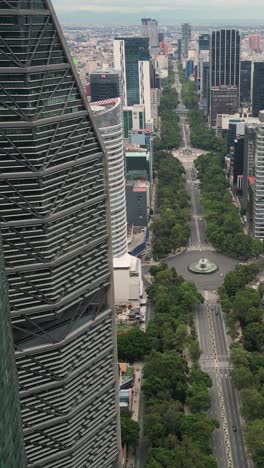 Imágenes-De-Drones-De-Las-Torres-A-Lo-Largo-Del-Paseo-De-La-Reforma,-Modo-Vertical