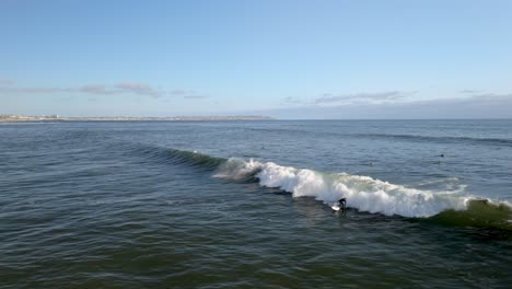 Surfistas-Sobre-Olas-En-El-Mar-Cerca-De-Bird-Rock-En-La-Jolla,-San-Diego,-California,-EE.UU.