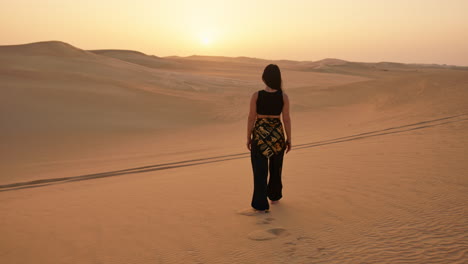 Frau,-Die-Bei-Sonnenuntergang-Barfuß-Durch-Die-Weite-Sahara-Wüste-Läuft