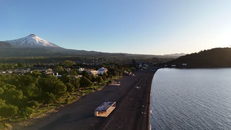 Vista-Aérea-Panorámica-Sobre-Las-Orillas-De-Arena-Negra-Del-Lago-Villarrica-En-Chile