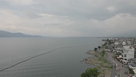 Las-Imágenes-Del-Dron-Muestran-La-Curva-En-Forma-De-S-A-Lo-Largo-De-La-Costa-Occidental-Del-Lago-Erhai-En-Dali,-China.