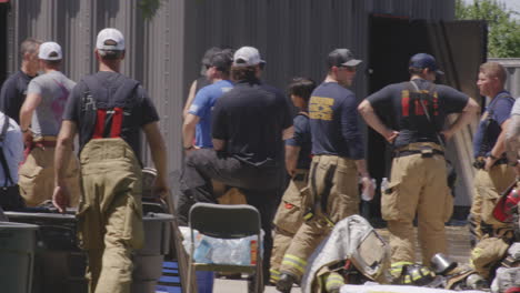 Equipo-De-Bomberos-De-Diferentes-Departamentos-De-Bomberos-Se-Reunieron-En-Un-Ejercicio-De-Extinción-De-Incendios-En-Siloam-Springs,-Arkansas