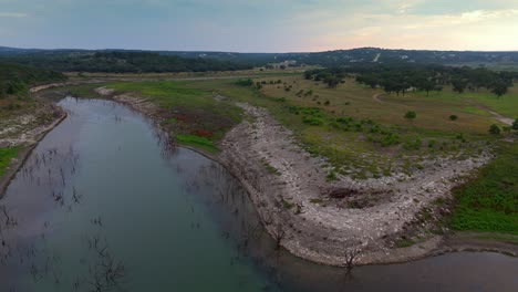 Preciosa-Toma-Aérea-Panorámica-Durante-El-Atardecer-Del-Lago-Canyon-Y-El-Paisaje-De-Texas