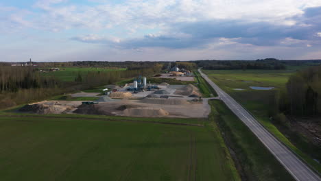 Vista-Aérea-De-La-Planta-De-Producción-De-Asfalto-Con-Camino-Rural.