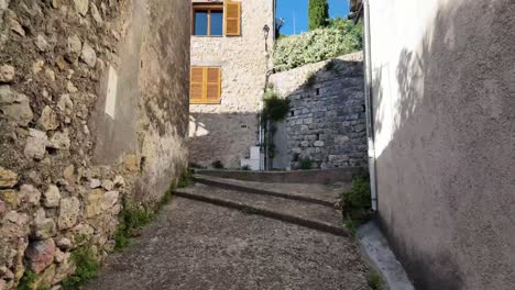 French-provencal-stone-hilltop-village-walk-in-Fayence-with-staircase-and-stone-houses-covered-with-ivy