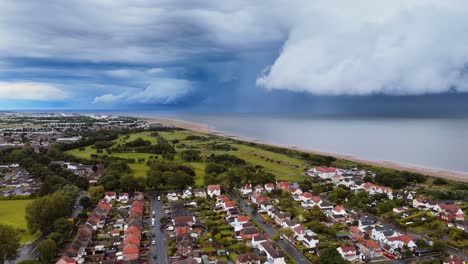 Drohender-Sturm-über-Der-Küstenstadt-Skegness