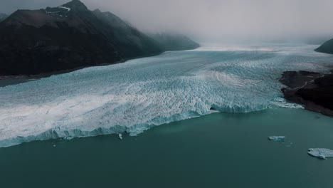 Glaciar-Perito-Moreno-En-Un-Día-Brumoso-En-El-Parque-Nacional-Los-Glaciares,-Provincia-De-Santa-Cruz,-Argentina---Disparo-Aéreo-De-Drones