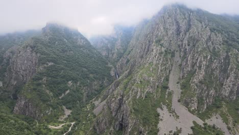 Drohnenaufnahme-Von-Bergen,-Nebel,-Wasserfall,-Kaukasischen-Bergen