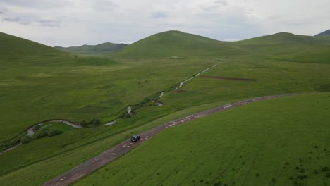 Eine-Kurvenreiche-Bergstraße,-Die-Durch-üppig-Grüne-Hügel-Führt-Und-Eine-Malerische-Fahrt-Und-Atemberaubende-Ausblicke-Auf-Die-Umliegende-Landschaft-Bietet