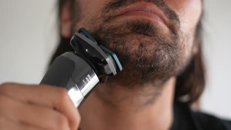 Hombre-Latino-Recortando-Barba-Y-Bigote-Con-Afeitadora-Eléctrica,-Crema-De-Afeitar