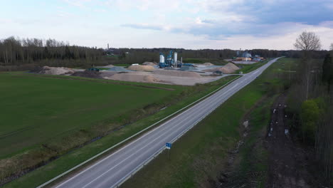 Vista-Panorámica-De-Un-Sitio-Industrial-Y-La-Carretera-Adyacente-Desde-Arriba