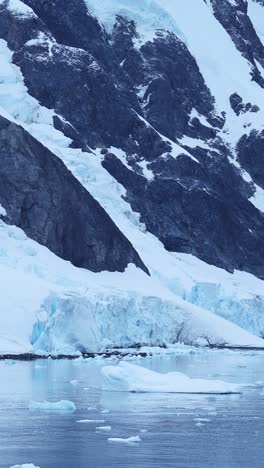 Winterliche-Küstenlandschaft-Mit-Eisgletscher-Und-Bergen,-Wunderschöne-Dramatische-Antarktische-Küstenlandschaft-Mit-Meer,-Ozean,-Schnee-Und-Eis,-Vertikales-Video-Für-Soziale-Medien,-Instagram-Reels-Und-Tiktok