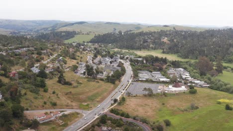 Aerial-descending-close-up-shot-of-charming-Cambria-Village-on-the-Central-Coast-of-California