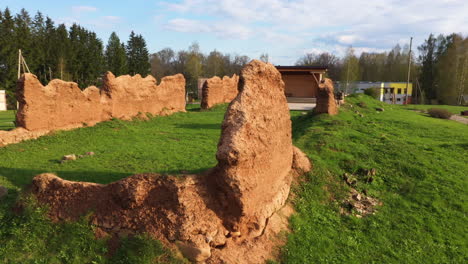 Luftaufnahme-Von-Historischen-Ruinen-Und-Einer-Open-Air-Bühne-In-Einem-Park