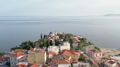 Kavala-Grecia-Panagia-Casco-Antiguo-Tiro-Aéreo-Hacia-Atrás,-Vista-De-La-Ciudad-Vieja-Desde-Arriba