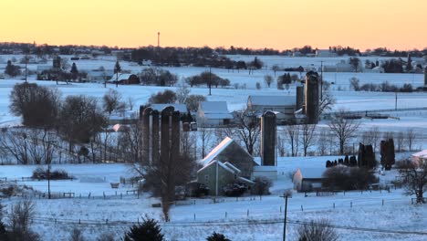 Campo-Americano-Durante-El-Amanecer-De-Invierno-Con-Paisaje-Cubierto-De-Nieve