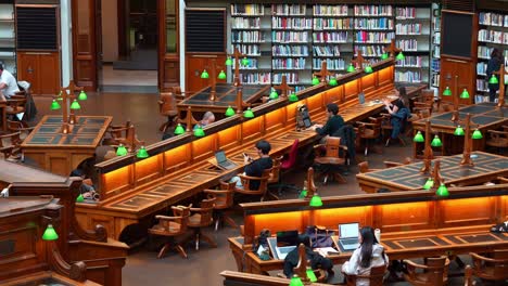 Gente-Estudiando-Y-Aprendiendo-Dentro-De-La-Majestuosa-Sala-De-Lectura-La-Trobe-En-La-Biblioteca-Estatal-Victoria,-En-El-Bullicioso-Distrito-Central-De-Negocios-De-Melbourne,-Foto-Conceptual-De-Estudiantes-Australianos-Con-Deuda