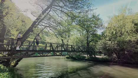 Los-Amigos-Del-Sendero-Ecológico-Se-Detienen-En-Una-Pasarela-De-Madera-Y-Admiran-La-Escena-Del-Río-Panega.