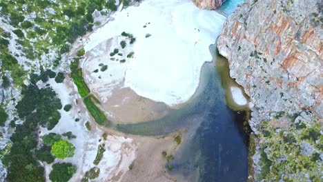 Punto-De-Referencia-De-Vacaciones,-Pasaje-De-Cala-De-Playa,-Agua-Del-Océano,-Paisaje-De-Vacaciones