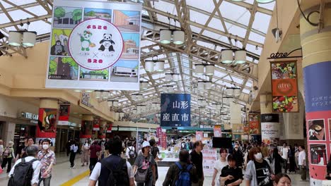 Gente-Caminando-En-Un-Concurrido-Centro-Comercial-Japonés-Con-Carteles-Y-Tiendas-Visibles.