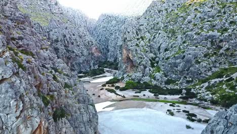 Islas-Baleares,-Cañón-Rocoso-De-Piedra-Caliza,-Terreno-Accidentado,-Empinado,-Aéreo