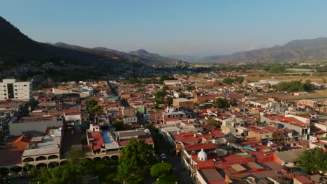 Paisaje-Urbano-Tamazula-Y-La-Iglesia-Católica-De-La-Señora-Del-Santuario.