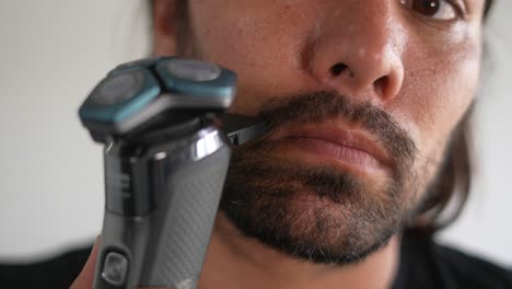 Mann-Rasiert-Seinen-Bart-Und-Schnurrbart-Mit-Einem-Elektrorasierer