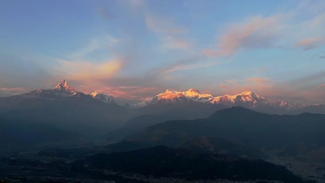 Landschaftsansicht-Des-Leuchtenden-Mount-Annapurna-Rnage-Bei-Sonnenuntergang-In-Pokhara,-Nepal