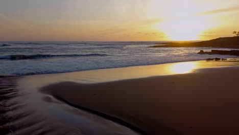 Goldener-Sonnenuntergang-Am-Strand,-Wunderschöner-Ort