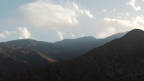 Montañas-Preandinas-En-Una-Hermosa-Puesta-De-Sol-Con-Sombras-Y-Siluetas-De-Las-Montañas