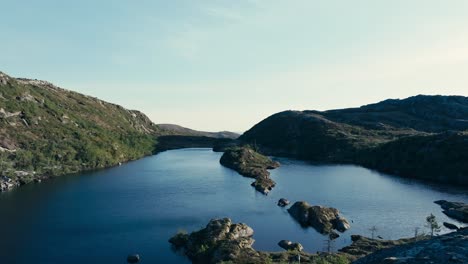 Hesttjønna,-Indre-Fosen,-Trondelag,-Noruega---Vista-Panorámica-De-Un-Paisaje-Montañoso-Que-Rodea-Un-Lago-Azul---Drone-Volando-Hacia-Adelante