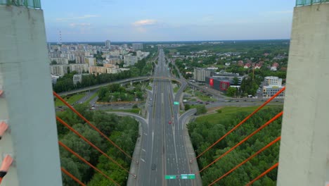 Puente-Siekierkowski-Y-Carretera-Trasa-Siekierkowska-En-Varsovia,-Polonia---Toma-Aérea-Con-Drones