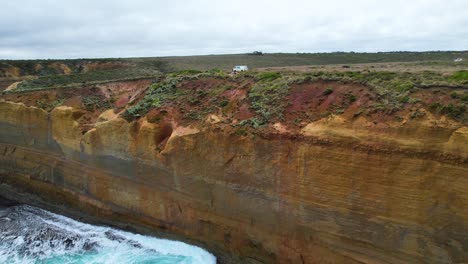 Video-De-Un-Dron-De-4k-Volando-Hacia-Atrás-Sobre-El-Océano-Hasta-El-Horno-De-Panadero-En-La-Gran-Carretera-Oceánica-De-Australia