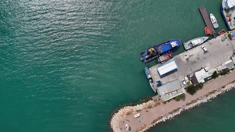 Vista-Aérea-Por-Drones-De-Los-Buques-Pesqueros-En-El-Puerto-Y-Otros-Buques-Pesqueros-Reservados-Para-Mantenimiento