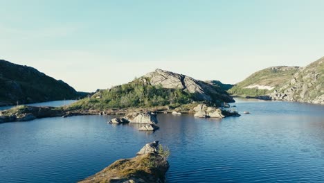 Felsige-Inselchen-Mit-Vegetation-Im-See-Hesttjønna,-Indre-Fosen,-Norwegen