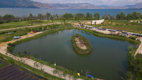 Schwenkbare-Drohnenaufnahmen-Einer-Miniinsel-Zum-Blumenanbau-Auf-Einer-Blumenfarm-In-Dali,-Provinz-Yunnan,-China