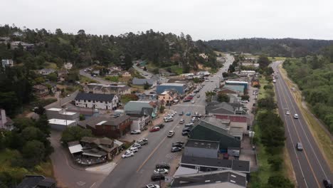 Toma-Aérea-Panorámica-Baja-De-Un-Pueblo-único-De-Cambria-En-La-Costa-Central-De-California.