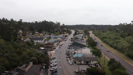 Aerial-descending-close-up-shot-of-charming-Cambria-Village-on-the-Central-Coast-of-California