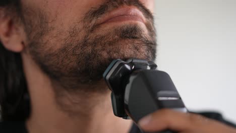 Mann-Rasiert-Seinen-Bart-Und-Schnurrbart-Mit-Einem-Elektrorasierer,-Wangenlinie